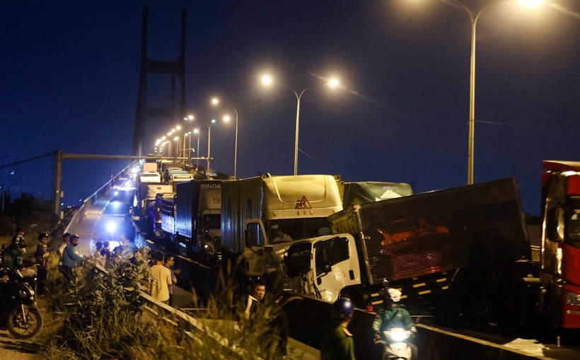 Xe ùn ứ trên cầu Phú Mỹ đêm 22/4 sau vụ 6 ôtô tông liên hoàn. (Ảnh: VnExpress)