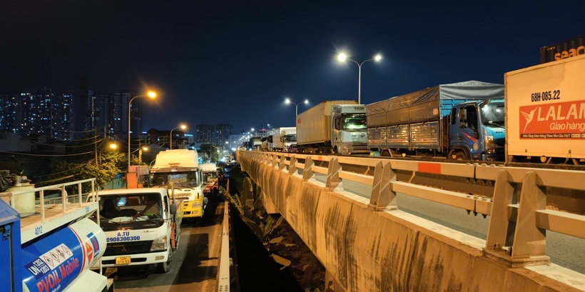 Hơn 0h ngày 23/4, cả hai làn đường từ dạ cầu đường Nguyễn Văn Quỳ và tuyến phía trên đều ùn tắc kéo dài hơn 3 km. (Ảnh: VnExpress)