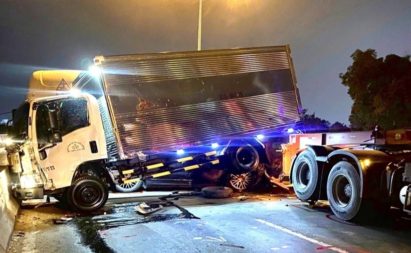 Nhiều phương tiện hư hỏng nặng sau vụ va chạm liên hoàn trên cầu Phú Mỹ, mảnh vỡ văng khắp mặt đường. (Ảnh: Pháp luật TP.HCM)