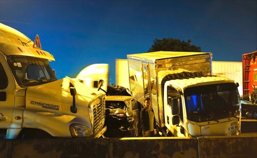 Hiện trường vụ 6 ôtô va chạm liên hoàn trên cầu Phú Mỹ tối 22/4 khiến nhiều phương tiện hư hỏng, giao thông qua khu vực ùn tắc kéo dài. (Ảnh: Pháp luật TP.HCM)