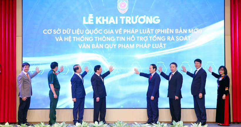 Các đại biểu bấm nút Khai trương&nbsp;Cơ sở dữ liệu quốc gia về pháp luật (phiên bản mới).