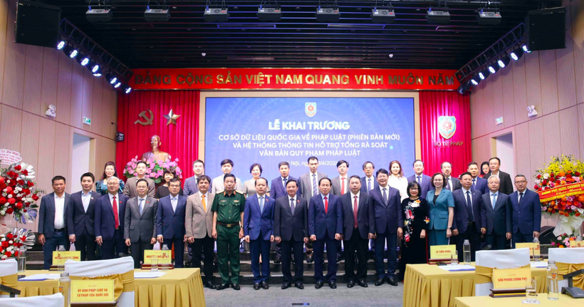 Các đại biểu chụp ảnh lưu niệm tại buổi lễ.