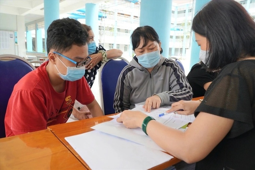 Cấm các trường THPT "áp đặt" tổ hợp môn học lựa chọn. Ảnh: Báo Dân trí.