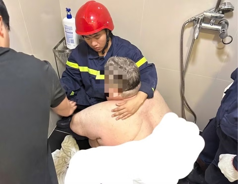 Lực lượng chức năng giải cứu nam du khách mắc kẹt trong nhà vệ sinh. Ảnh: Tiền phong