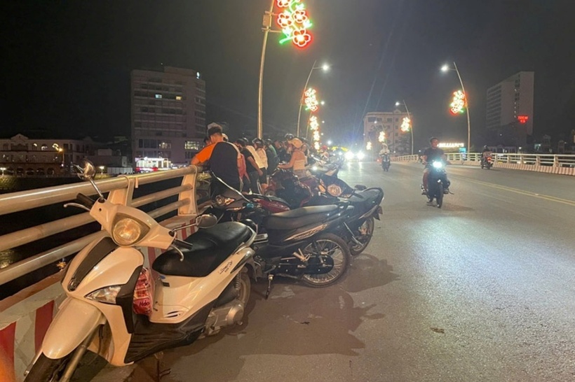 Người dân theo dõi quá trình vớt thi thể. (Ảnh: Lao động)