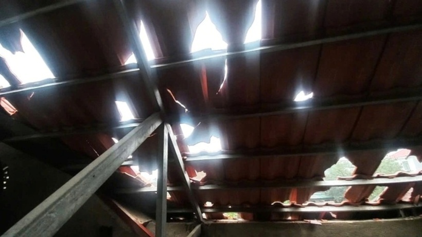 Mái nhà dân ở Thanh Hóa bị mưa đá xuyên thủng. (Ảnh: Thanh niên)