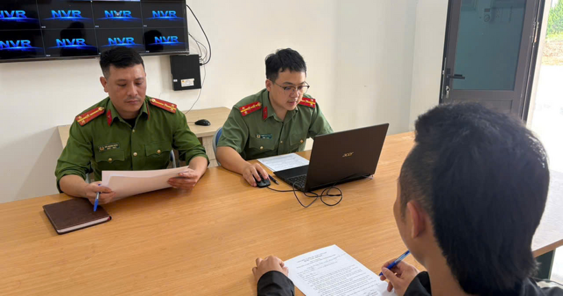 Làm việc với “Tiktoker” C.A.N tại cơ quan Công an. (Ảnh: Công an Lào Cai)