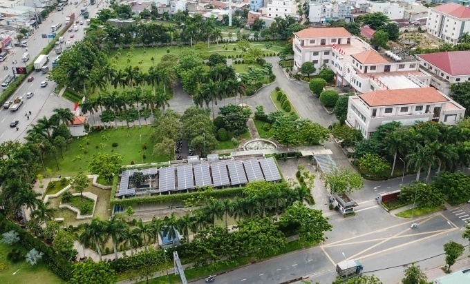 Toàn cảnh trụ sở UBND quận 12 cũ, được chuyển đổi thành trường liên cấp. Ảnh: VnExpress