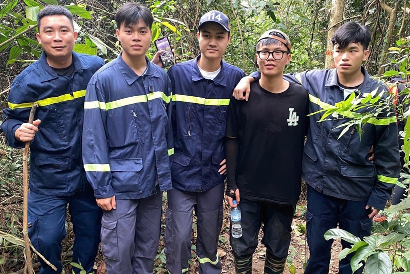 Các đội cứu hộ xuyên đêm tìm kiếm nam sinh. Ảnh: ZNews