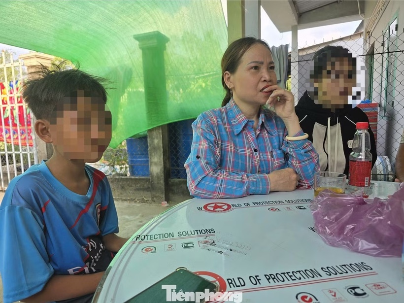 Cuộc sống phía trước của ba mẹ con chị Hương đầy khó khăn. Ảnh: Tiền phong