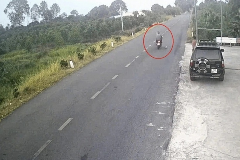 Bé trai đá bóng ra đường khiến người đi xe máy tử vong.