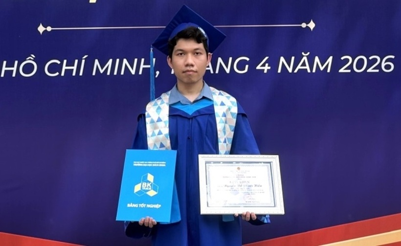 Phước Hiền nhận bằng tốt nghiệp và giấy khen, ngày 23/4. Ảnh: VnExpress