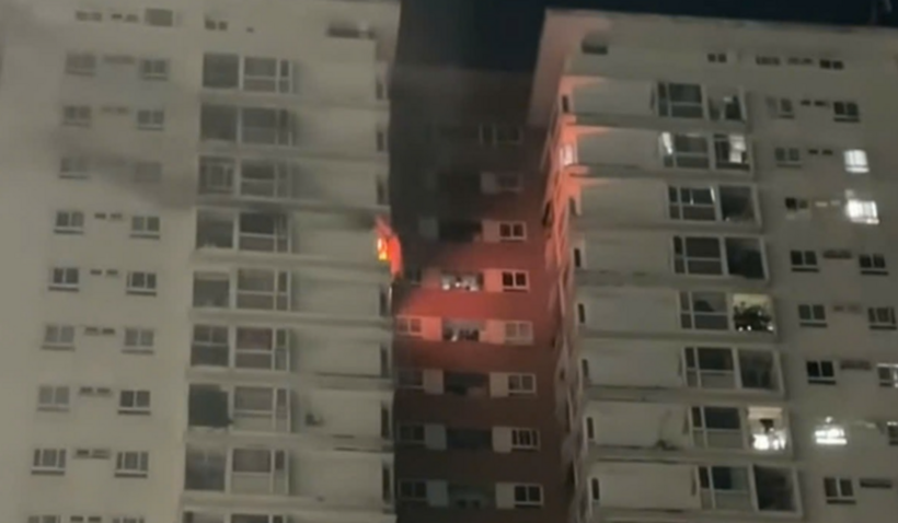 Đám cháy bùng phát tại căn hộ tầng 16 chung cư. (Ảnh: VietnamNet)