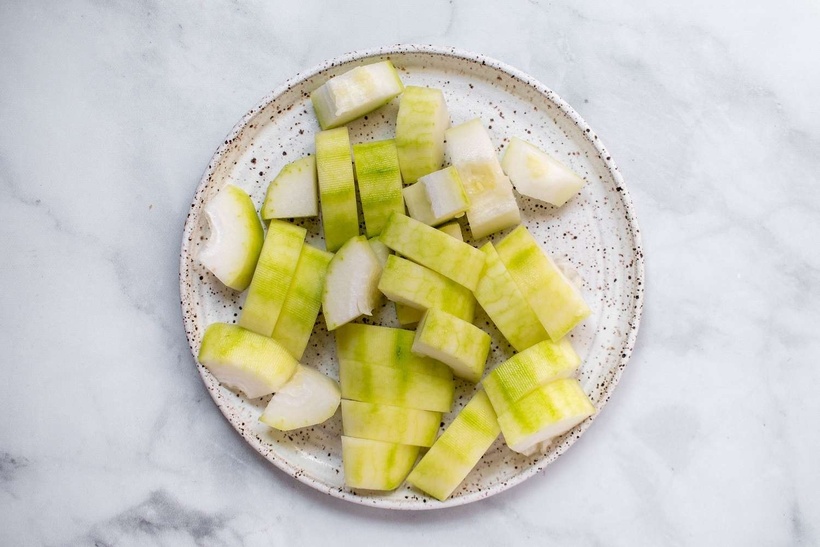 Bí xanh có tính hàn, khi ăn vào sẽ làm tăng hàn khí trong cơ thể, khiến dương khí của tỳ vị bị tổn thương nghiêm trọng hơn.