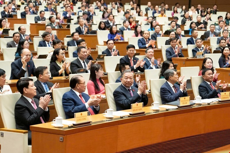 Các đồng chí Lãnh đạo, nguyên Lãnh đạo Đảng và Nhà nước cùng các đại biểu dự phiên bế mạc Kỳ họp