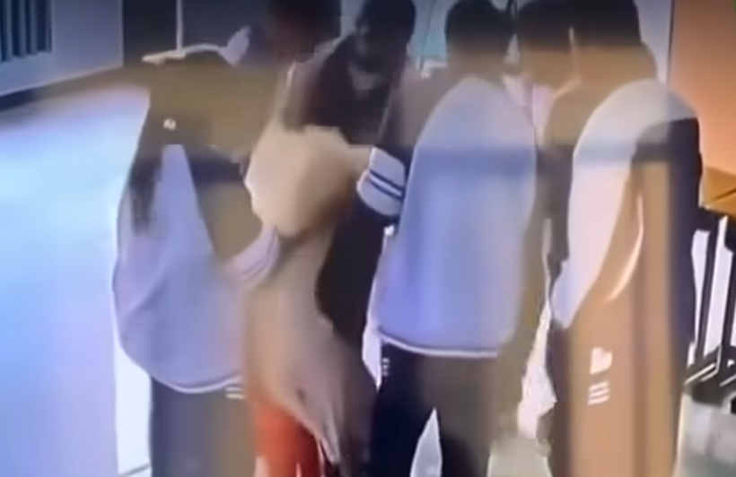 Các em học sinh kịp thời đỡ cô giáo ngất xỉu. Ảnh cắt từ clip