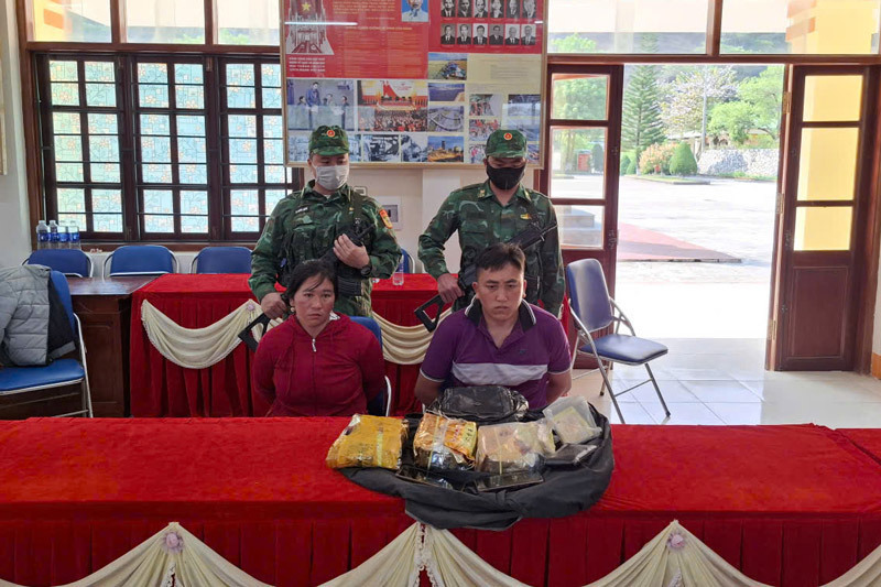 Các đối tượng cùng tang vật bị thu giữ.&nbsp; Ảnh: Lao động