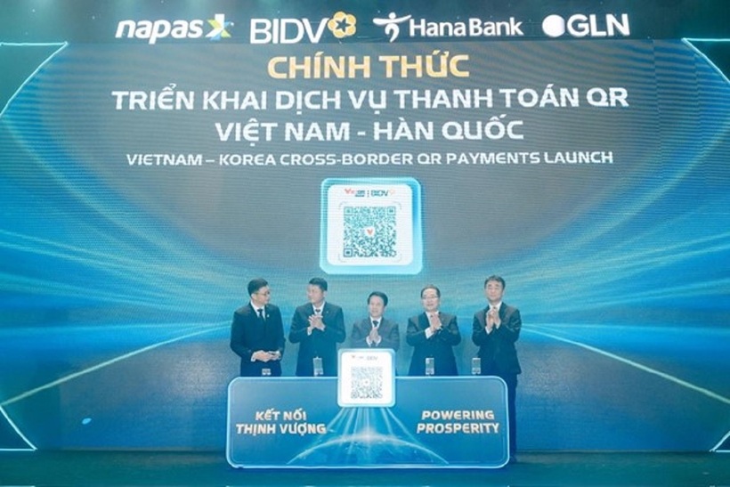 Đại diện Lãnh đạo NHNN, NAPAS, GLN và Hana Bank bấm nút ra mắt dịch vụ thanh toán QR Việt Nam - Hàn Quốc