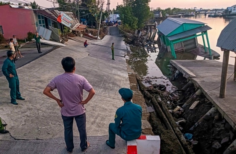 Nhiều nhà dân trôi xuống sông do sạt lở đất trong đêm. (Ảnh: Tuổi trẻ)