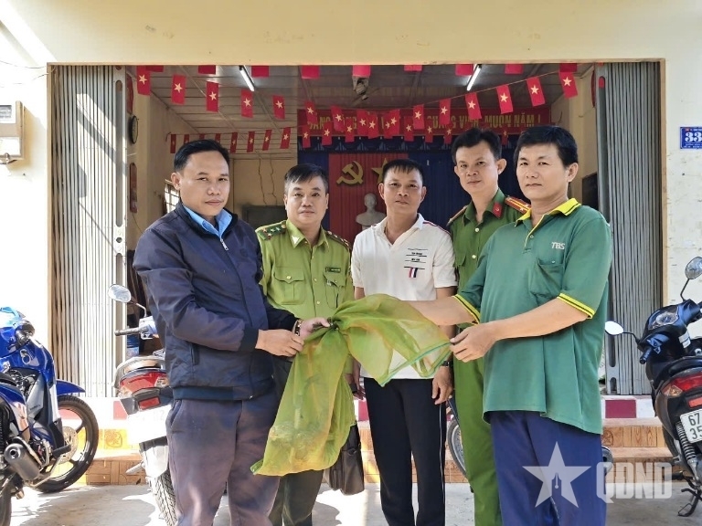 Người dân tỉnh An Giang tự giác giao nộp cá thể “Rồng Nam Mỹ”. Ảnh: Quân đội Nhân dân