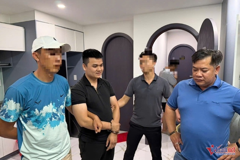 Đối tượng Nguyễn Thế Công (áo đen) bị bắt giữ khi đang ở cùng vợ tại khu đô thị. Ảnh: VietNamnet