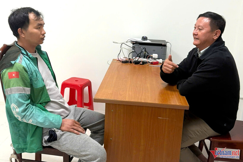 Đối tượng Đặng Lưu Trần Phương (trái) tại cơ quan công an. Ảnh: VietNamnet