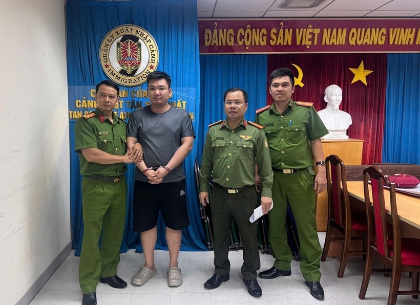 Lực lượng phối hợp bắt giữ đối tượng truy nã Huỳnh Thanh Phú. Ảnh: Cổng thông tin điện tử Công an tỉnh Đồng Nai