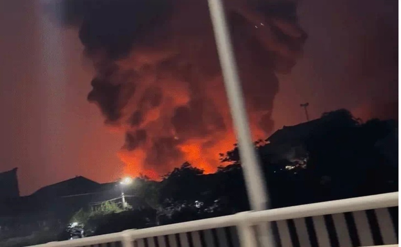 Cột khói từ vụ cháy khu kho xưởng bốc cao hàng trăm mét. (Ảnh: Tuổi trẻ)