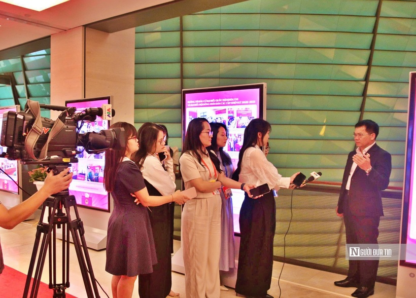 ĐBQH Dương Khắc Mai trao đổi với báo chí bên hành lang Quốc hội.