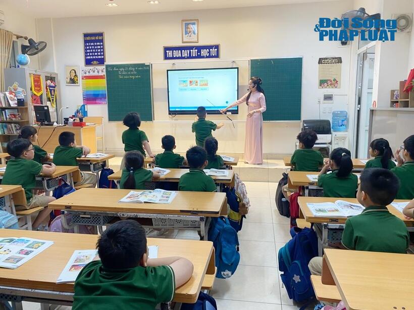 Nhiều phụ huynh tự áp lực việc học tập của con, khiến con áp lực vì vừa phải học ở trường, học thêm trực tiếp và cả online. Ảnh minh họa