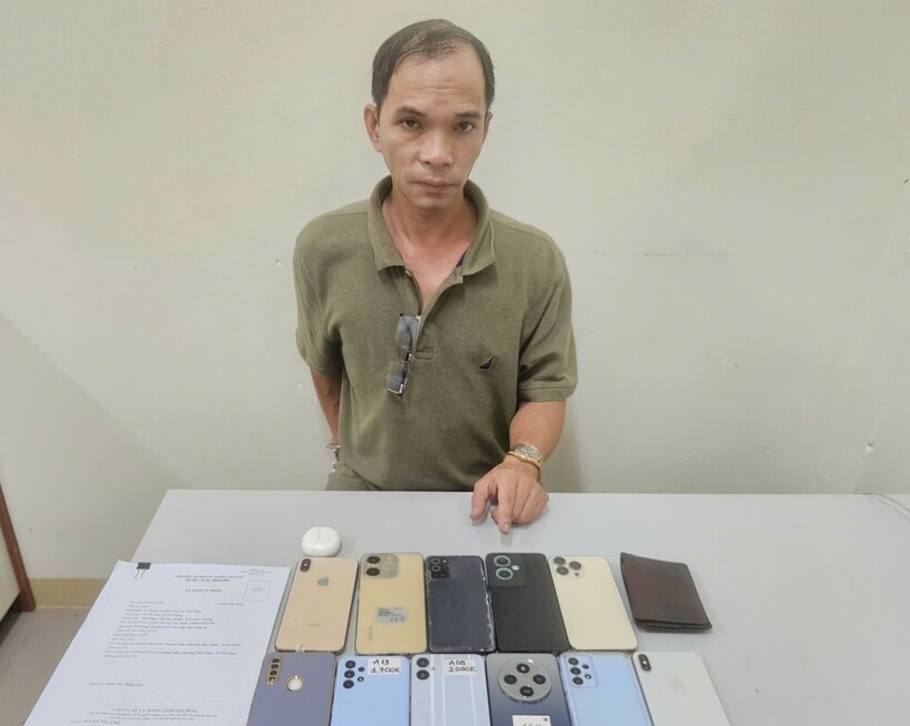 Đối tượng Trần Duy Khoa và tang vật thu giữ trong vụ án. Ảnh: Cổng thông tin điện tử Công an thành phố Đà Nẵng