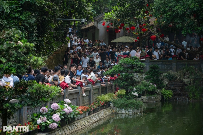 Sau khi di chuyển qua trục hành lễ, dòng người nối dài, di chuyển chậm từ cổng chính (Đại Môn), Đền Hạ, Đền Trung và lên tới Đền Thượng trong không khí trang nghiêm của ngày hội lớn, nơi mỗi người Việt hướng về cội nguồn, tri ân công lao dựng nước của các Vua Hùng. Ảnh: Dân trí