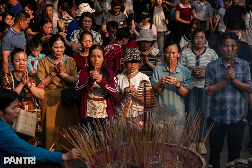 Khu vực sân đền Hạ lúc 16h chật kín du khách dâng hương. Ảnh: Dân trí