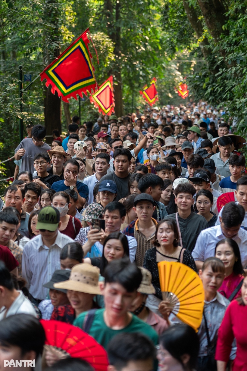 Dòng người chen kín lối từ cổng chính lên Đền Hạ tại Đền Hùng trong thời tiết khá oi bức. Ảnh: Dân trí