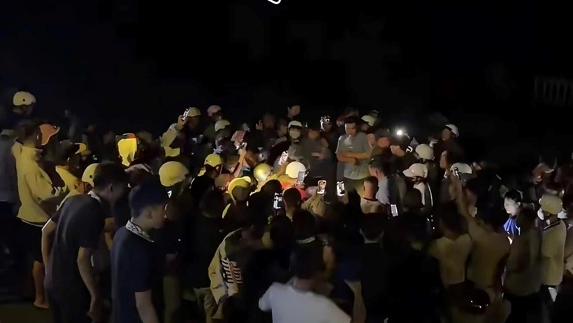 Người dân tập trung theo dõi vụ việc. Ảnh: Pháp luật TP.HCM