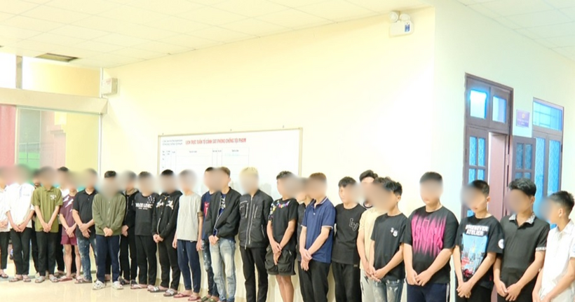 Các đối tượng tại cơ quan công an. (Ảnh: Công an Ninh Bình)