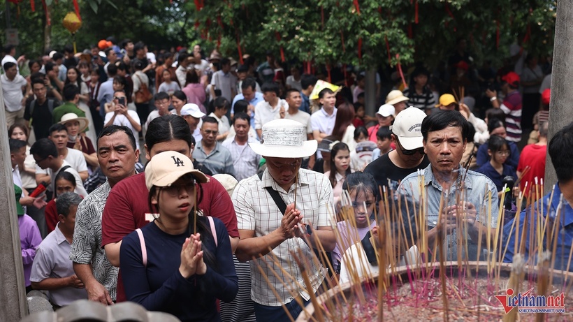 Mất khoảng 1 giờ, du khách sẽ di chuyển lên tới Đền Thượng, gấp 2-3 lần thời gian ngày bình thường. Ảnh: VietNamNet