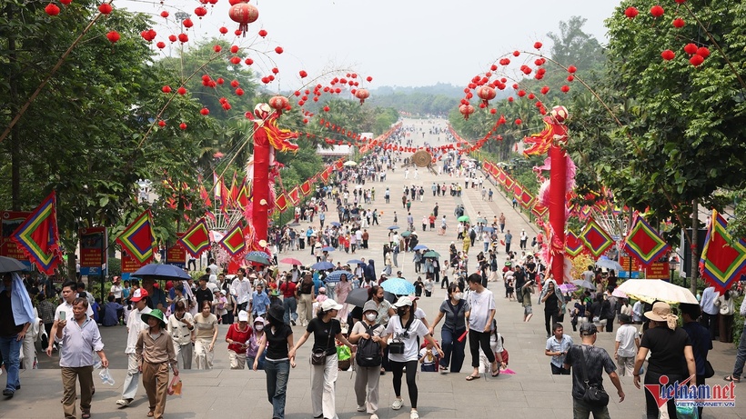 Chiều nay (9/3 âm lịch), trước chính lễ Giỗ Tổ Hùng Vương một ngày, hàng chục nghìn người từ trong và ngoài nước đã đổ về Khu di tích lịch sử đền Hùng để dâng hương, vãn cảnh. Ảnh: VietNamNet