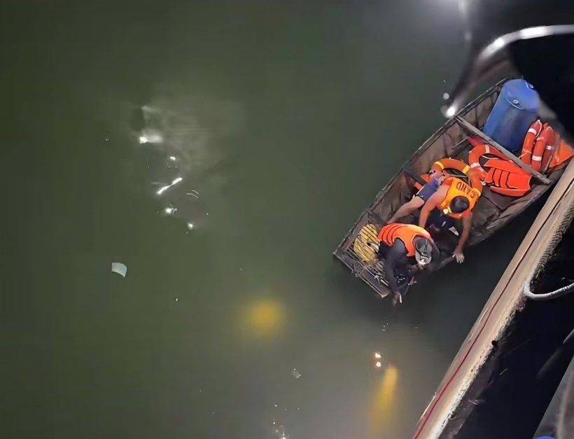 Lực lượng chức năng tìm kiếm thi thể nạn nhân. Ảnh: Người lao động