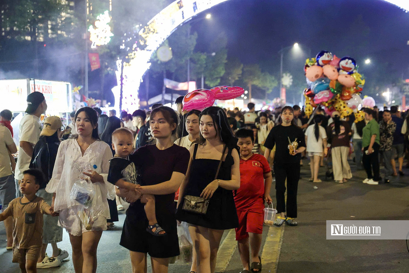 Từ tối 25/4, người dân và du khách thập phương đã bắt đầu đổ về gần khu vực cầu Văn Lang (phường Việt Trì, tỉnh Phú Thọ) để chờ đón màn bắn pháo hoa chào mừng Giỗ Tổ Hùng Vương - Lễ hội Đền Hùng và Tuần Văn hóa - Du lịch Đất Tổ năm 2026.