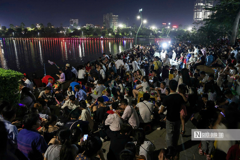 Xung quanh khu vực cầu Văn Lang gần như không còn chỗ trống.