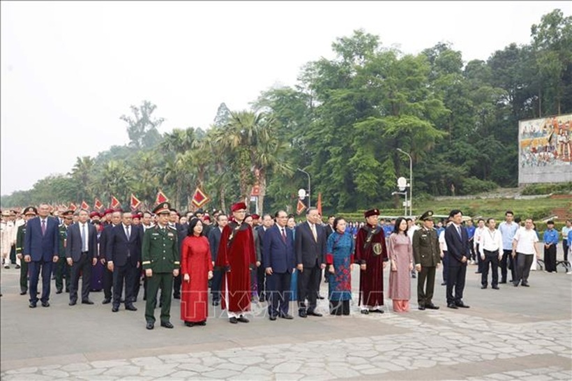 Tổng Bí thư, Chủ tịch nước Tô Lâm cùng các đồng chí lãnh đạo, nguyên lãnh đạo Đảng nhà nước khởi hành lên núi Nghĩa Lĩnh để dâng hương tưởng niệm các vua Hùng. Ảnh: Thống Nhất/TTXVN