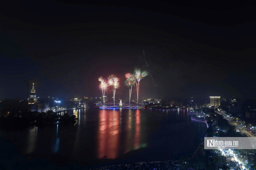 Đúng 21h30, bầu trời phường Việt Trì rực sáng bởi màn pháo hoa rực rỡ.