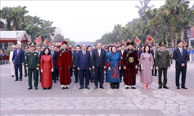 Tổng Bí thư, Chủ tịch nước Tô Lâm cùng các đồng chí lãnh đạo, nguyên lãnh đạo Đảng nhà nước khởi hành lên núi Nghĩa Lĩnh để dâng hương tưởng niệm các Vua Hùng. Ảnh: Hoàng Hùng/TTXVN