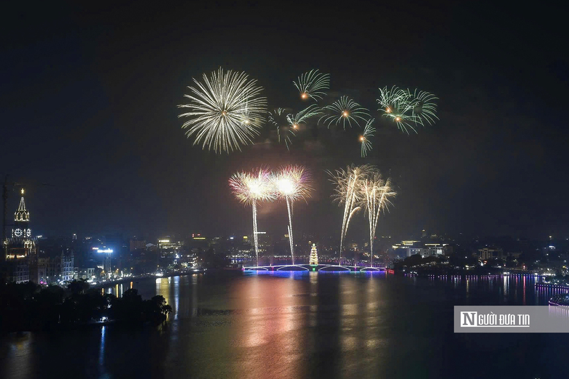 Màn bắn pháo hoa với số lượng 674 quả pháo nổ tầm cao và 98 giàn, 436 ống, 180 quả pháo nổ tầm thấp.
