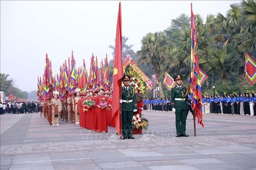 Đoàn nghi lễ rước kiệu chuẩn bị khởi hành lên núi Nghĩa Lĩnh, nơi thờ tự các Vua Hùng. Ảnh: Hoàng Hùng/TTXVN