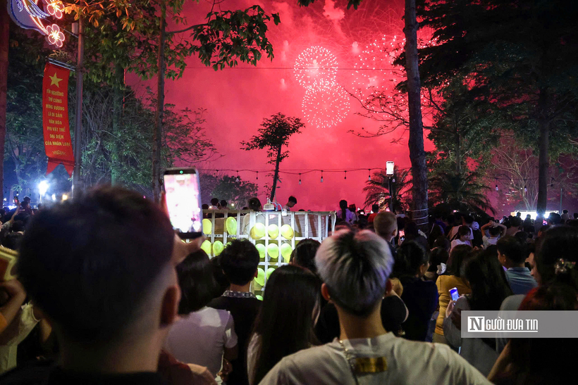 Người dân chăm chú theo dõi màn pháo hoa rực rỡ chào mừng Giỗ Tổ Hùng Vương 2026.