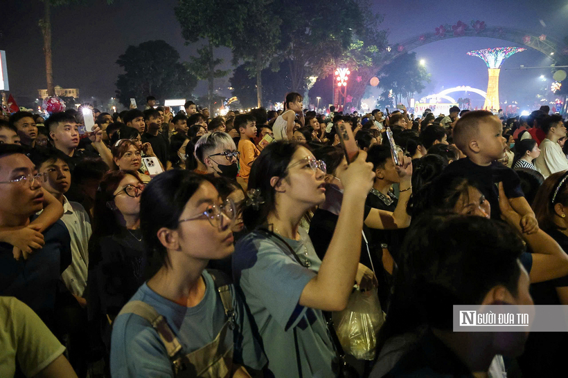 Bầu trời bừng sáng với pháo hoa mừng ngày Giỗ Tổ Hùng Vương - 8