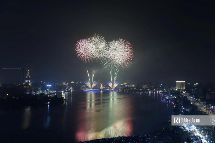 Bầu trời bừng sáng với pháo hoa mừng ngày Giỗ Tổ Hùng Vương - 10