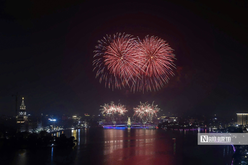 Bầu trời bừng sáng với pháo hoa mừng ngày Giỗ Tổ Hùng Vương - 11